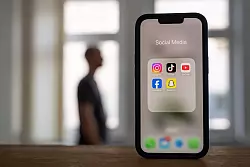 Männer sind laut einer Expertin eher bereit, intime Aufnahmen an Fremde zu schicken. (Symbolbild) - © Alicia Windzio/dpa