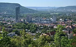 Das Stadtgebiet von Jena an einem heißen Sommertag. (Archivbild) - © Martin Schutt/dpa