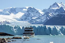 Touristen fahren durch den Lago Argentino an den Gletscher Perito Moreno. - &copy; Fede J. Ciarallo/dpa