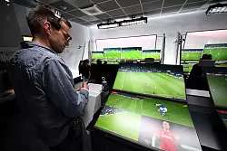 Jochen Drees, Leiter Innovation und Technologie bei der DFB Schiri GmbH, zieht für die übernächste Saison mit dem VAC um. - © Federico Gambarini/dpa