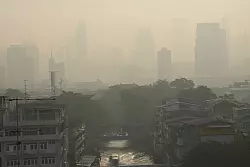 Bangkoks Skyline liegt häufig unter einer giftigen Smog-Wolke. - © Sakchai Lalit/AP/dpa