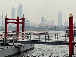 Seit Tagen liegen die Werte in Bangkok im gefährlichen Bereich. - © Peter Kneffel/dpa