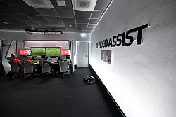 Im Video-Assist-Center wird alles überprüft. (Archivbild) - © Federico Gambarini/dpa