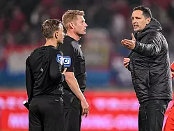Dino Toppmöller diskutiert mit Schiedsrichter Christian Dingert. - © Harry Langer/dpa