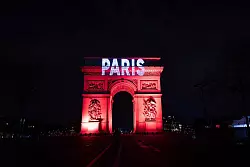 In Paris hat es eine Ton- und Lichtshow am Arc de Triomphe gegeben. - &copy; Aurelien Morissard/AP/dpa
