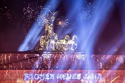 Berlin feiert mit einem Feuerwerk vor dem Brandenburger Tor. - &copy; Christophe Gateau/dpa