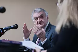 NRW-Innenminister Herbert Reul (CDU) kritisiert die Zahl der Verletzten bei Profifußballspielen. - © Oliver Berg/dpa