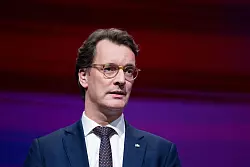 Nordrhein-Westfalens Ministerpr&auml;sident Hendrik W&uuml;st schl&auml;gt angesichts der anhaltenden Proteste von Landwirten ein Gremium analog zur Kohlekommission vor. - &copy; Rolf Vennenbernd/dpa