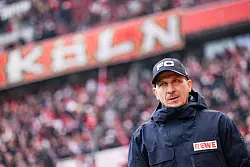 FC-Coach Struber feierte mit seinem Team den dritten Sieg in Serie - © Marius Becker/dpa