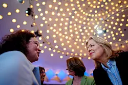 Arbeitsministerin Bärbel Bas (SPD) verspricht der Chefin der Bundesagentur für Arbeit, Andrea Nahles, und den Jobcenter-Mitarbeitern, auf sie zu hören. - © Kay Nietfeld/dpa