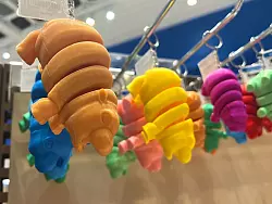 Schlüsselanhänger in Form von Moo Deng sind ein beliebtes Souvenir. - © Carola Frentzen/dpa