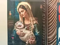 Bizarre Euphorie: Maria mit dem Hippo-Kind - solche Bilder sind derzeit in Schaufenstern zu sehen. - © Tom Vater/dpa