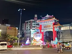 Das «Bangkok Illumination Festival» hatte Moo Deng zum Maskottchen auserkoren und riesige Skulpturen aufgestellt. - © Tom Vater/dpa