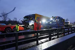 Bei einer Unfallserie aufgrund von Gl&auml;tte auf der A44 kam auch der Fahrer eines Lastwagens ums Leben. - &copy; Christian M&uuml;ller/dpa