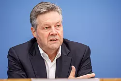 Dirk Rompf will den Chefposten bei Bahn-InfraGo nicht mehr antreten. (Archivbild) - &copy; Andreas Gora/dpa