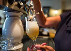 In Begleitung ist ein Bier schon f&uuml;r 14-J&auml;hrige erh&auml;ltlich. (Symbolfoto) - &copy; Sebastian Gollnow/dpa