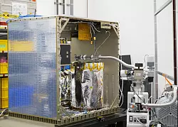 Das Atomic Clock Ensemble in Space (ACES) wird außen am europäischen Columbus-Modul der ISS angebracht und soll Grundlagen der Physik prüfen. - © S.Corvaja/Esa/dpa