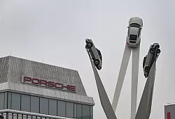 Nach China hat Porsche 2024 deutlich weniger Autos geliefert. Rabatt-Schlachten kommen für den Konzern aber nicht infrage. - © Bernd Weißbrod/dpa