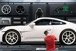 Unternehmen und Betriebsräte wollen in der zweiten Jahreshälfte über weitere Sparmaßnahmen sprechen. Droht ein weiterer Stellenabbau? - © Marijan Murat/dpa