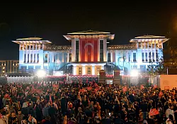 Anh&auml;nger des t&uuml;rkischen Pr&auml;sidenten Recep Tayyip Erdogan feiern vor dem Pr&auml;sidentenpalast in Ankara. - &copy; Mustafa Kaya/Handout/XinHua/dpa