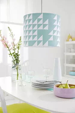 Mit diesem Muster sieht der Lampenschirm wie neu aus - einfach Dreiecke abkleben und etwas Farbe auftragen. - &copy; tesa/DIY Academy/dpa-tmn