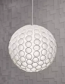 Die Pappbecher kleben an einem kugelf&ouml;rmigen Lampenschirm. - &copy; Dremel/DIY Academy/dpa-tmn