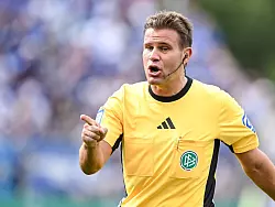 Schiedsrichter Felix Brych gab im DFB-Pokal in Aalen sein Comeback nach einem Kreuzbandriss. - &copy; Harry Langer/dpa