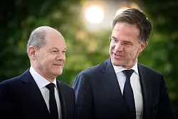 Die zuweilen scharfe Kritik an der Ukraine-Politik von Olaf Scholz (l) hält Rutte für ungerechtfertigt. (Archivbild) - © Bernd von Jutrczenka/dpa