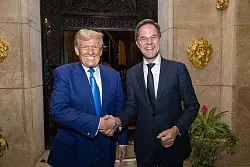 «Er wird wollen, dass wir mehr tun», sagte Rutte (r) zu möglichen künftigen Forderungen von Donald Trump. (Archivbild) - © Erik Luntang/Nato/dpa