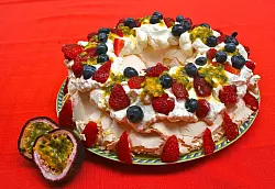 Sieht nach was aus: das schaumig-sahnig-fruchtige Dessert Pavlova. (Archivbild) - © picture alliance / dpa