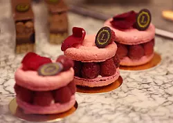 Besonders edle Macarons von Ladurée in Paris mit ganzen Himbeeren. (Archivbild) - © Gao Jing/XinHua/dpa