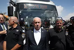 Der israelische Ministerpräsident Benjamin Netanjahu (Mitte) besuchte den Ort des Anschlags. - © Ronen Zvulun/Pool REUTERS/AP/dpa