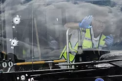 Ein Augenzeuge berichtete, die Angreifer hätten auch in einen Bus geschossen. - © Mahmoud Illean/AP/dpa