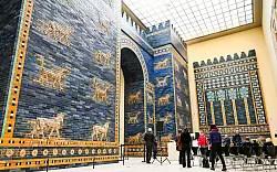 Das Ischtar-Tor im Südflügel gehört zu den Architektur-Highlights des Pergamonmuseums. (Archivbild) - © Jens Kalaene/dpa