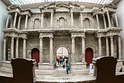 Im Südflügel ist auch das Markttor von Milet zu sehen. (Archivbild) - © Jens Kalaene/dpa