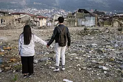 Die Geschwister Arzu (l) und Mehmet stehen in den Tr&uuml;mmern der Altstadt von Antakya. Beide waren bei dem Beben vor einem Jahr versch&uuml;ttet worden. - &copy; Boris Roessler/dpa