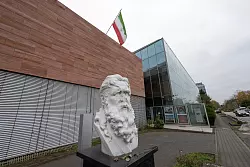 Eine B&uuml;ste des Dichters Hafis steht vor dem iranischen Generalkonsulat in Frankfurt, das geschlossen wird. - &copy; Boris Roessler/dpa