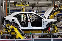 2023 hat die Autoindustrie noch kr&auml;ftig in neue Industrieroboter investiert. (Symbolbild) - &copy; Jan Woitas/dpa