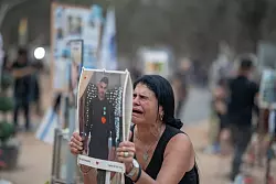 Terroristen verschleppten am 7. Oktober 250 Geiseln aus Israel in den Gazastreifen (Archivbild) - &copy; Ilia yefimovich/dpa
