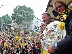 Hans-Joachim Watzke (l) und Jürgen Klopp (r) feierten gemeinsam Titel. - © Torsten Silz/dpa