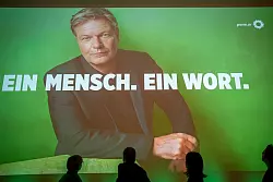 Die Grünen stellen ihren Kanzlerkandidaten Robert Habeck ganz groß raus - neben dem Wahlprogramm. - © Kay Nietfeld/dpa