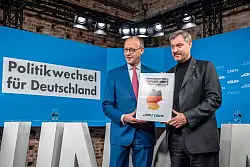 Die Union mit Kanzlerkandidat Friedrich Merz (l) wirbt für einen Politikwechsel nach der Wahl. - © Michael Kappeler/dpa