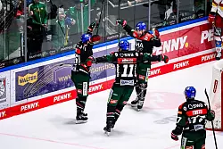 Augsburgs Jason Bast jubelt über das zwischenzeitliche 3:1 gegen Düsseldorf. - © Tom Weller/dpa