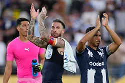 Ist zufrieden mit dem Auftakt: Sergio Ramos (M). - © Mark J. Terrill/AP/dpa