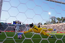 Ex-Bundesliga-Keeper Yann Sommer kann das Gegentor nicht verhindern. - © Mark J. Terrill/AP/dpa