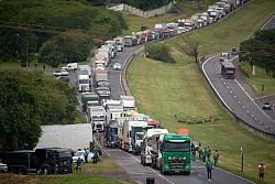 Lastwagenfahrer protestieren auf einer Autobahn gegen das Ergebnis der Präsidentenwahl. - © Igor Do Vale/ZUMA Press Wire/dpa