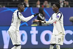 Der Ex-Frankfurter Randal Kolo Muani (l) erzielte das 1:0 f&uuml;r Tottenham gegen die Eintracht. - &copy; Uwe Anspach/dpa