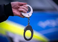 Ein Mann wurde wegen des Verdachts auf gewerbsmäßige Urkundenfälschung festgenommen. (Symbolbild). - © Soeren Stache/dpa