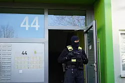 Die Beamten sicherten am fr&uuml;hen Morgen Material. - &copy; Manuel Genolet/dpa