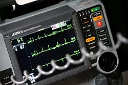 Luftnot, Brustschmerzen, Bewusstlosigkeit: Das Broken-Heart-Syndrom verursacht Symptome wie bei einem Herzinfarkt. - © Stephan Jansen/dpa/dpa-tmn